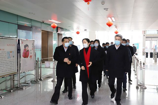 市領(lǐng)導(dǎo)至車站走訪慰問和疫情防控、保供應(yīng)保安全保暢通工作督查